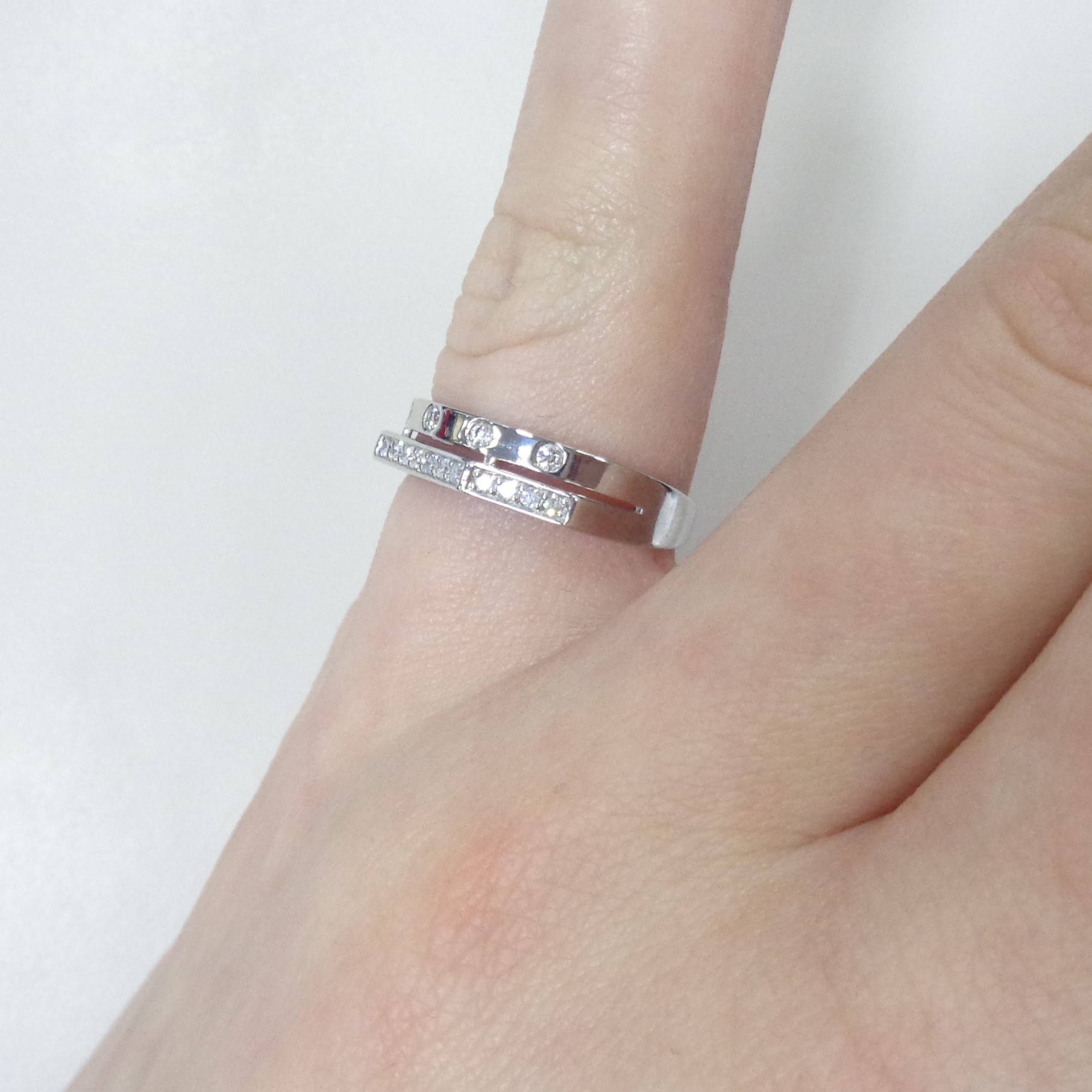 Золотое кольцо 585 пробы; белое золото; родий; вставки 5 Бр.Кр-57 0,077 3/6А; 15 Бр.Кр-17 0,116 2/2А